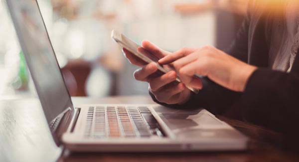 Come monitorare la cronologia del browser del telefono di mio marito?